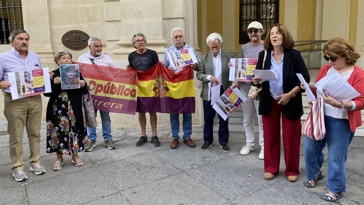 Representantes de colectivos memorialistas, ante la sede del Ayuntamiento de Sevilla.