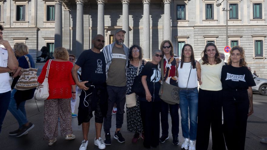 Integrantes de la Global Sumud Flotilla ofrecen declaraciones a los medios, frente al Congreso de los Diputados, a 7 de octubre de 2025, en Madrid (España).