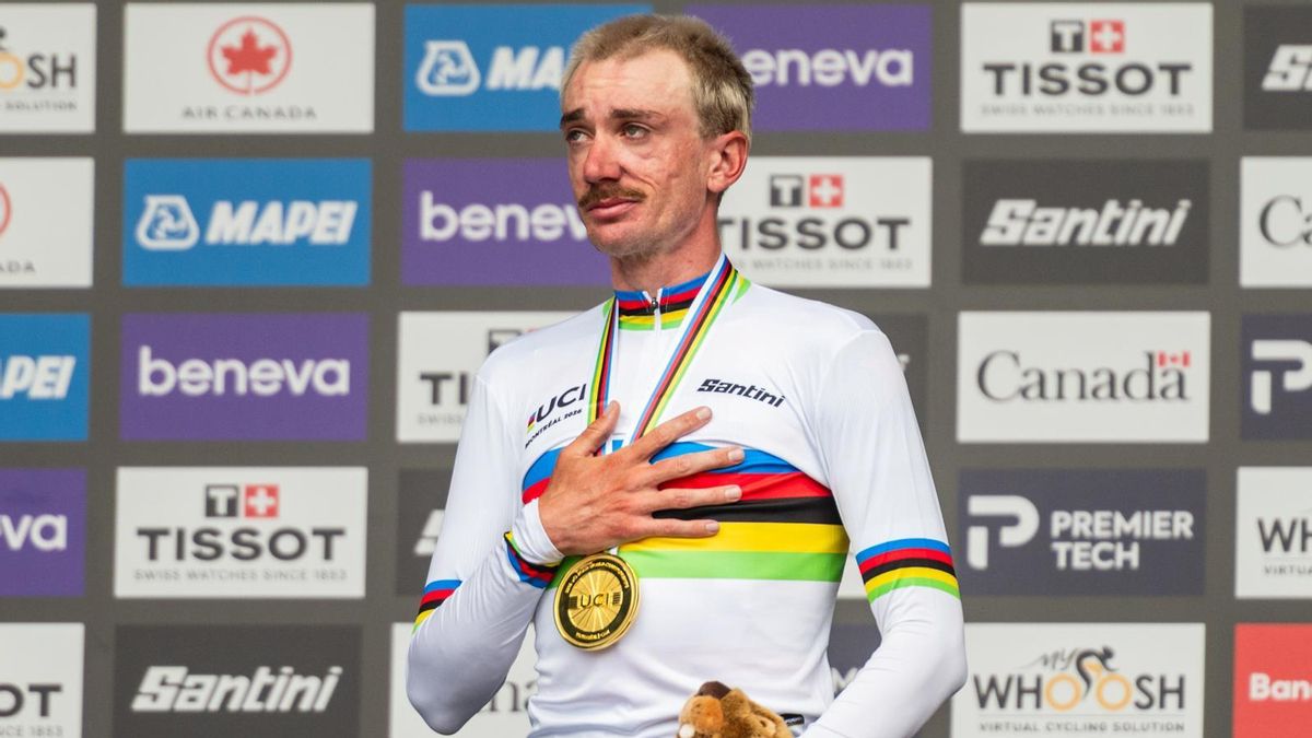 Brandon McNulty, de Estados Unidos, celebra su medalla de oro en el podio tras la prueba de ruta masculina del Campeonato Mundial de Ciclismo en Ruta de la UCI en Montreal.