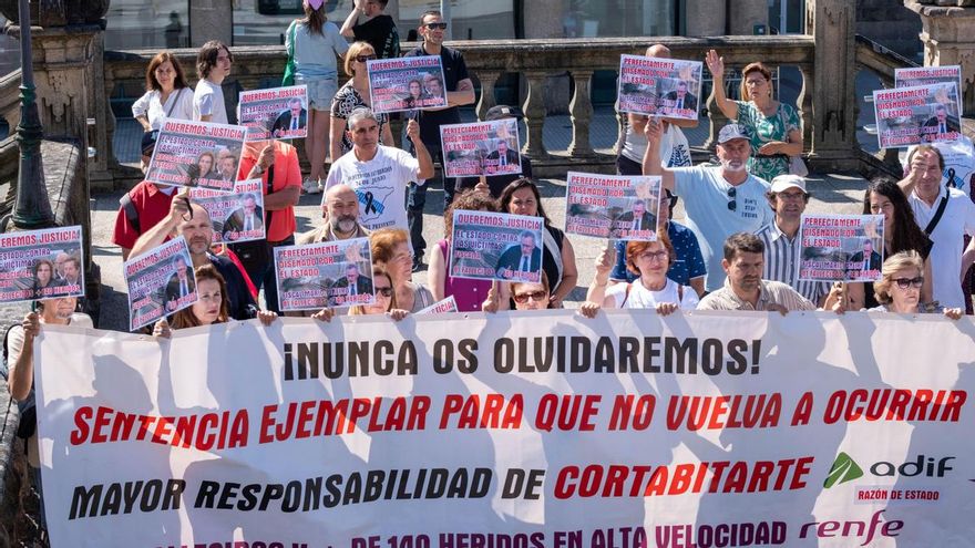 Concentración de las víctimas de Angrois, en la estación de tren de Santiago, a 24 de julio de 2024