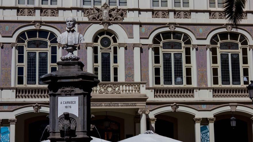 Ventanales del Gabinete Literario.
