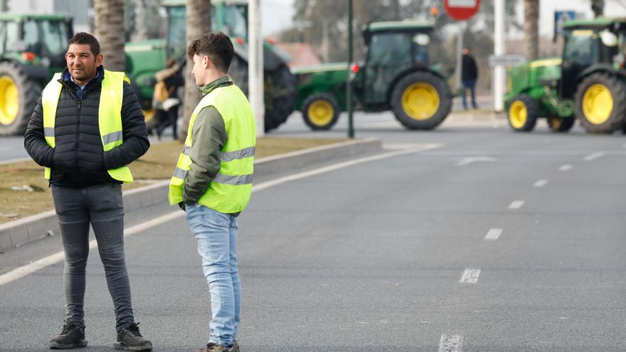 Caos en las carreteras murcianas por la tractorada ilegal: "Cuando te estás arruinando, pierdes el miedo"