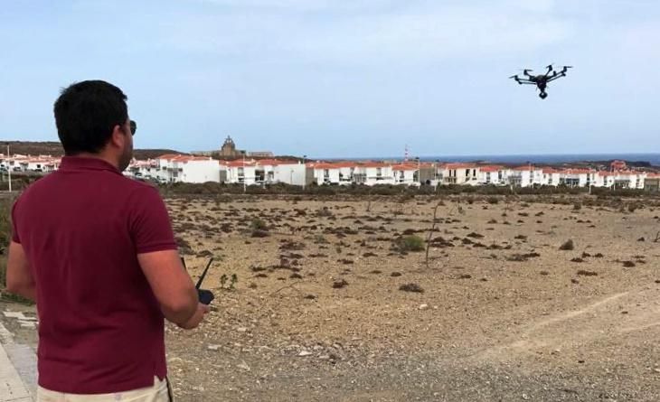 David, realizando un vuelo sobre un descampado