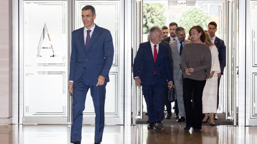 El presidente del Gobierno, Pedro Sánchez, el ministro de  Memoria Democrática, Ángel Víctor Torres (c) y la presidenta del Congreso, Francina Armengol (d) durante un acto con motivo del Día de Recuerdo y Homenaje a todas las víctimas del franquismo.