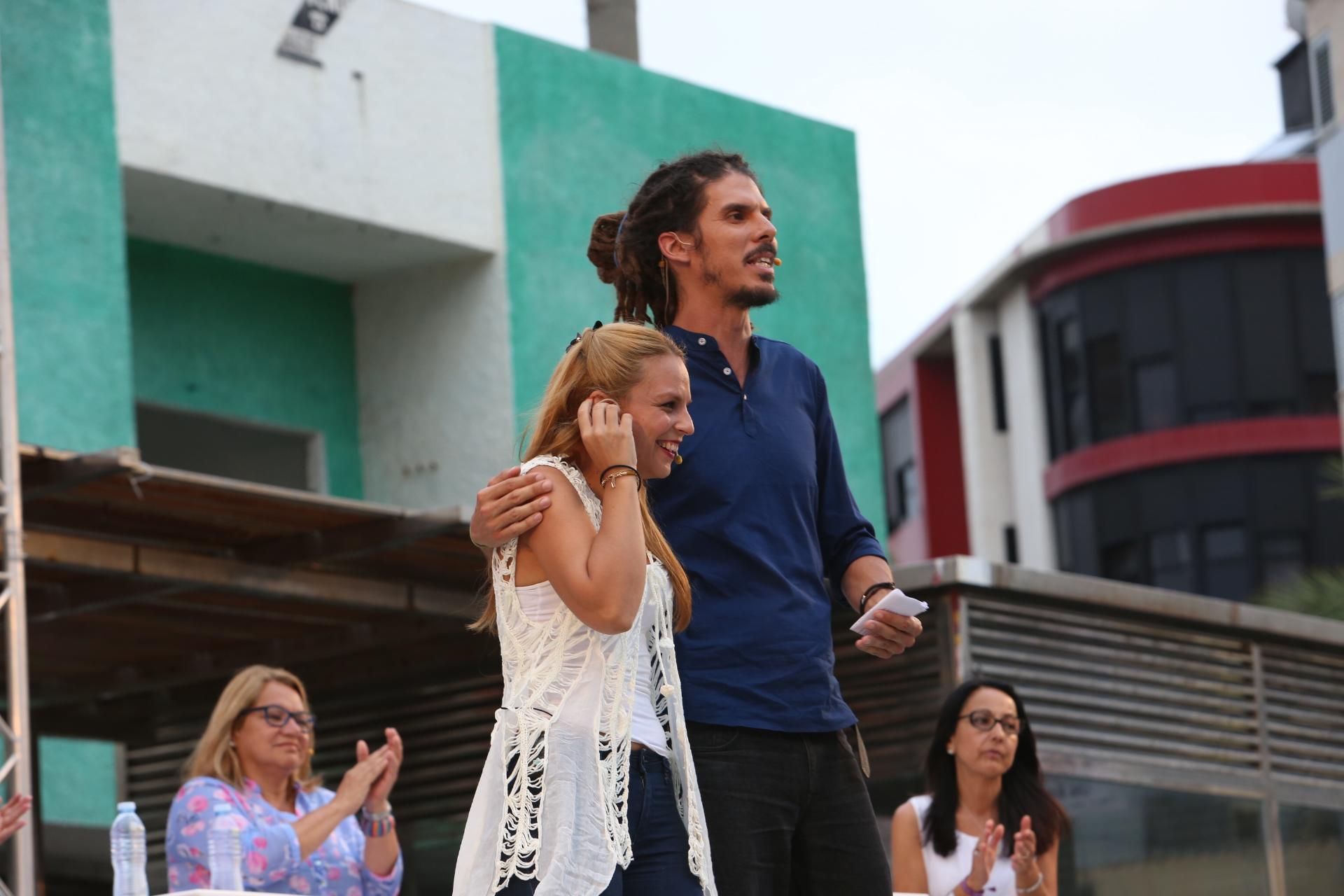 Noemí Santana y Alberto Rodríguez en el mitin de Podemos en junio de 2016