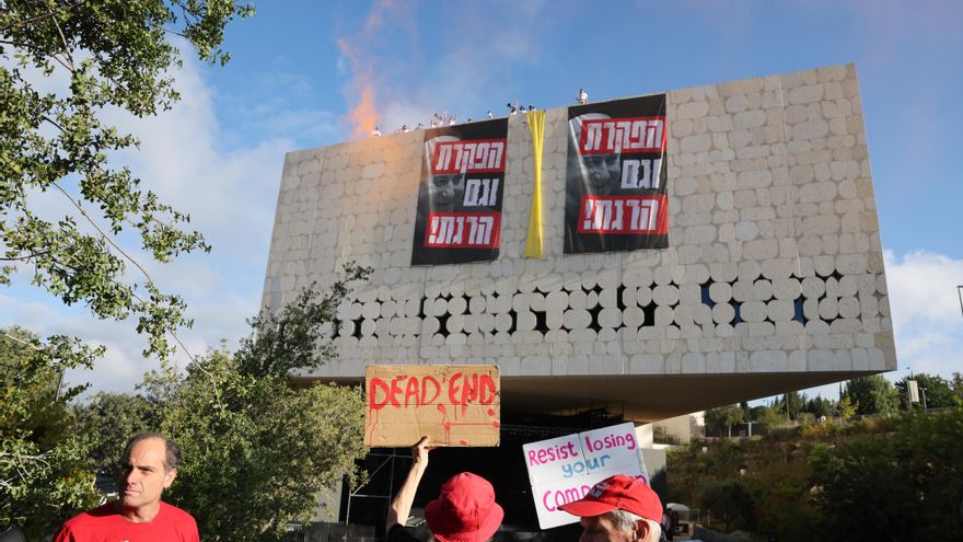 Manifestantes isrelíes se suben al techo de la Biblioteca Nacional israelí pidiendo el fin de la guerra