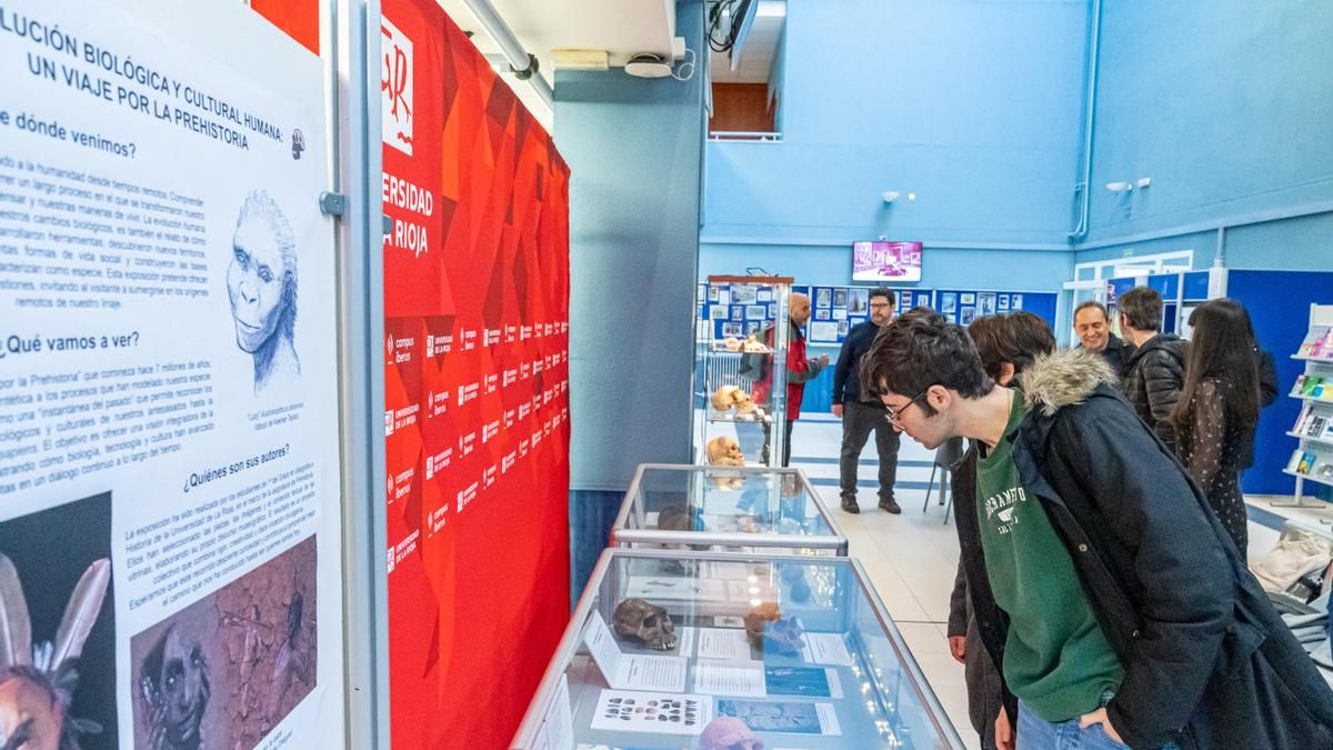 Los pasillos de la UR se convierten en un museo para impulsar el aprendizaje de estudiantes de Historia y Turismo