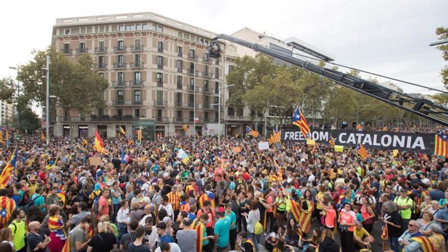 Miles de personas participan en la manifestación en contra de la sentencia del 'procés'.