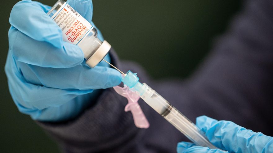 Navarra recurre a su "reserva estratégica" de dosis para no paralizar la vacunación a los sanitarios tras la reducción de los envíos de Moderna