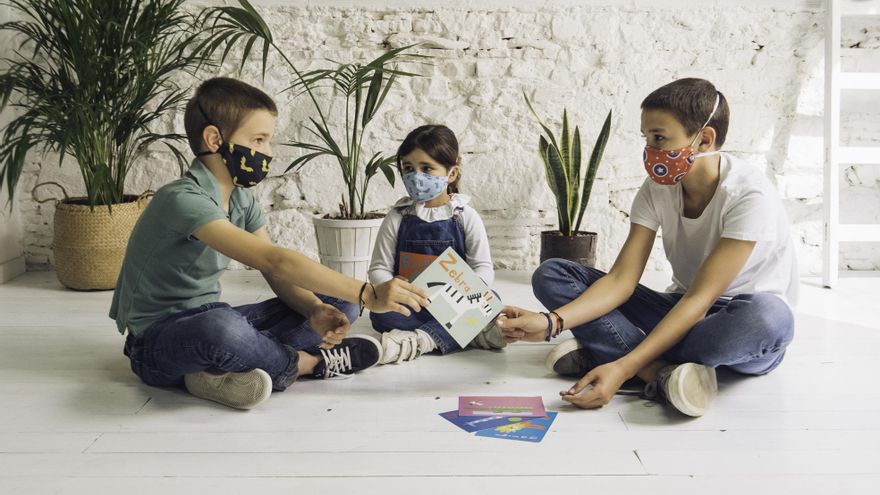 Varios niños jugando.