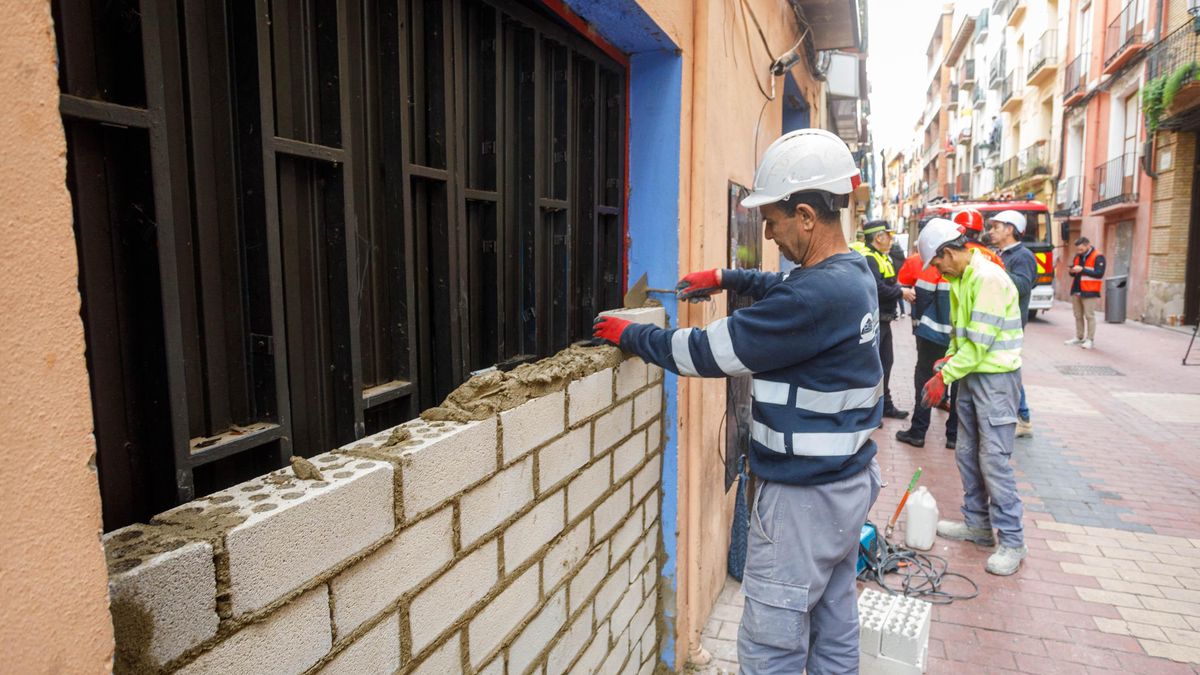 Proceso de tapiado de los accesos al edificio situado en la calle de Pignatelli de Zaragoza.