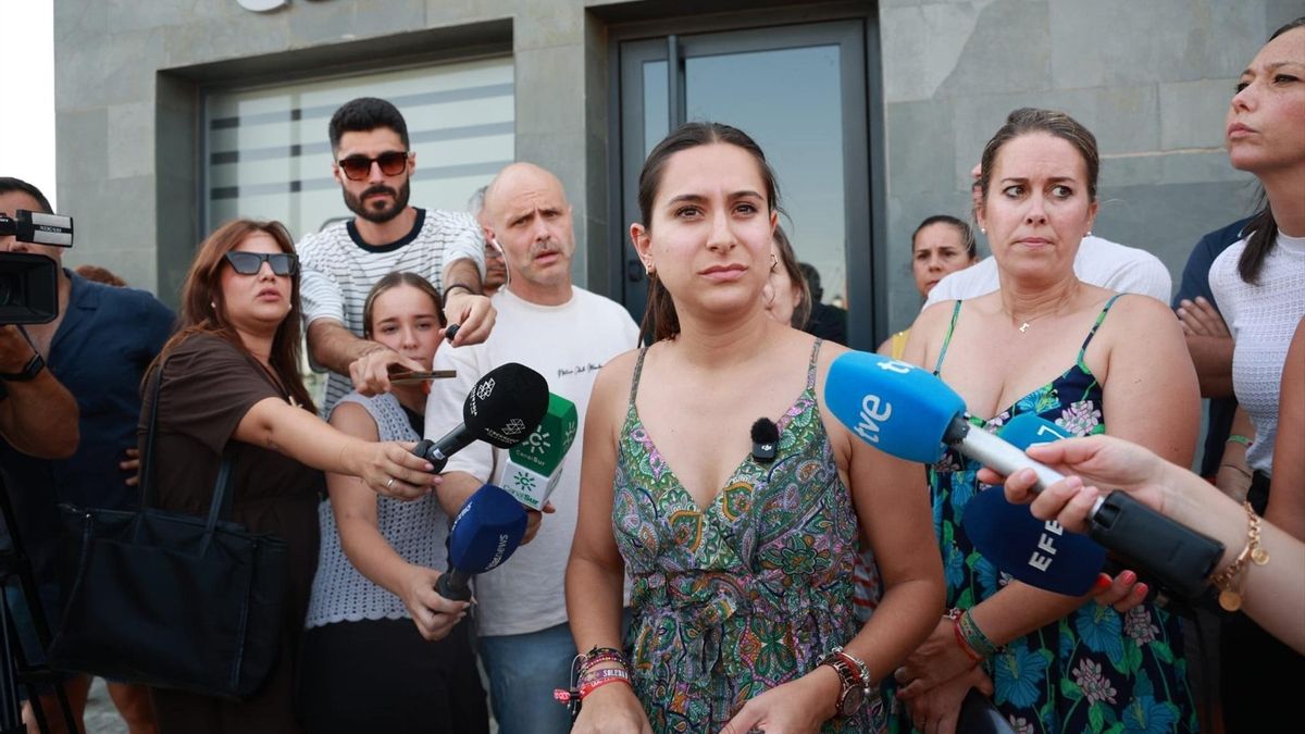 María Tenorio, alcaldesa de Gerena, atiende a los medios.