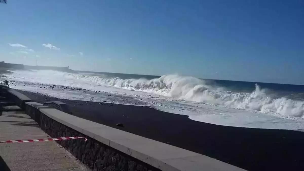 Imagen de archivo de olas en la playa del Puerto de Tazacorte.