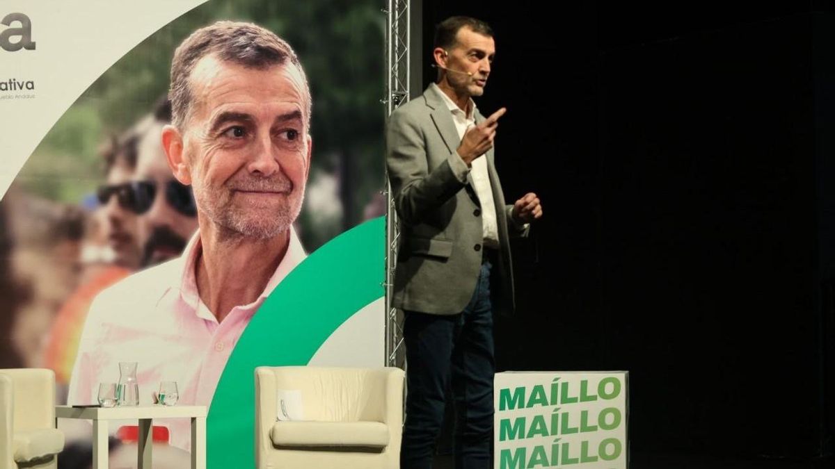 Maíllo se dirige al público presente en el teatro Salvador Távora.