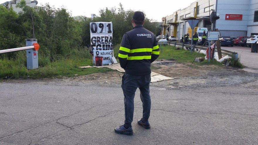 Uno de los trabajadores de Tubacex en huelga