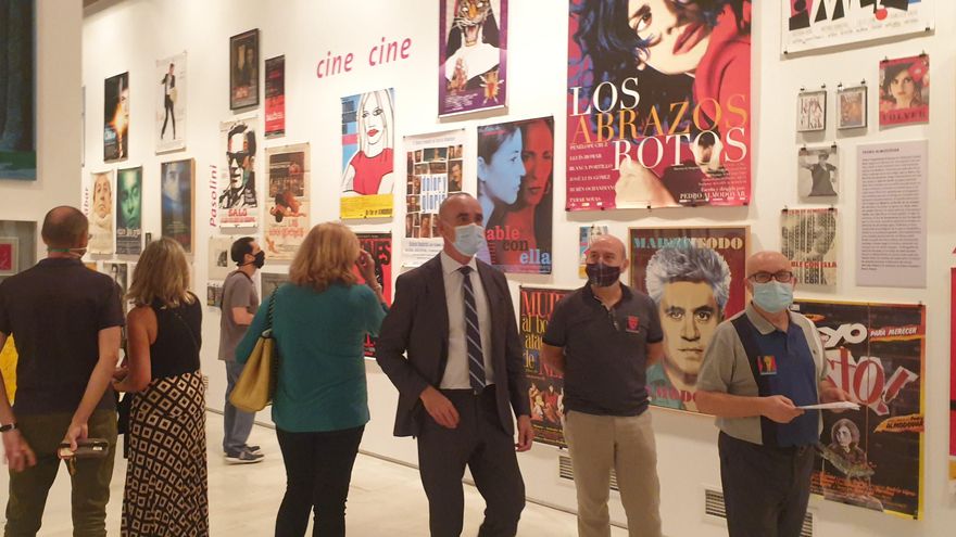 Antonio Muñoz recorre la exposición, que puede verse en Santa Clara.