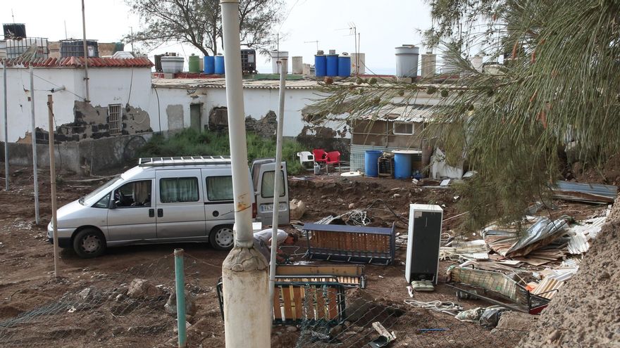 Un vecino aprovecha enseres de las cuarterías desalojadas el día anterior en camping Guantánamo, tras la ejecución de dos lanzamientos.