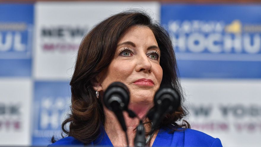 La gobernadora de Nueva York eleva a 32.000 los trabajos disponibles para inmigrantes