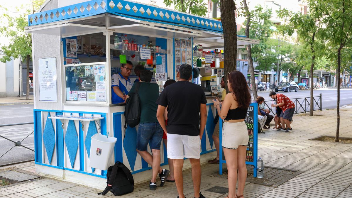 Clientes esperando para ser atendidos en el kiosko.