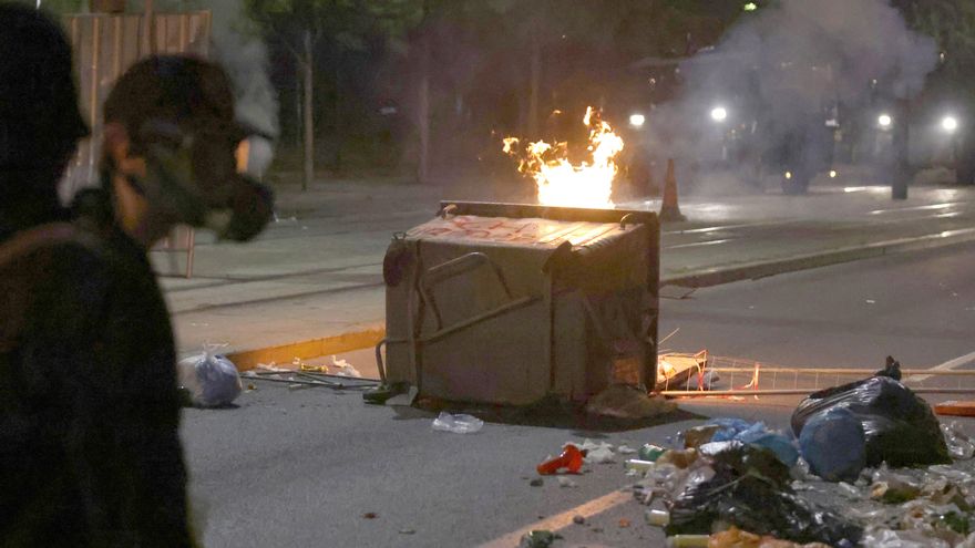Decenas de detenidos y heridos en nuevas protestas contra el Gobierno nacionalista serbio