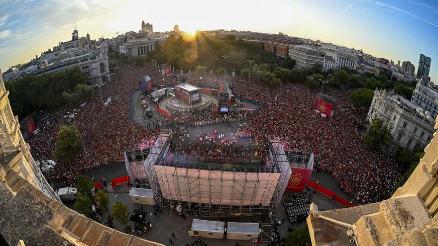 Cientos de aficionados españoles abarrotan la plaza de Cibeles - EFE - Fernando Villar 1