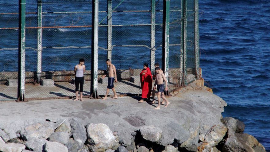 El Gobierno acuerda reforzar los espigones y la frontera y habilitar estadio