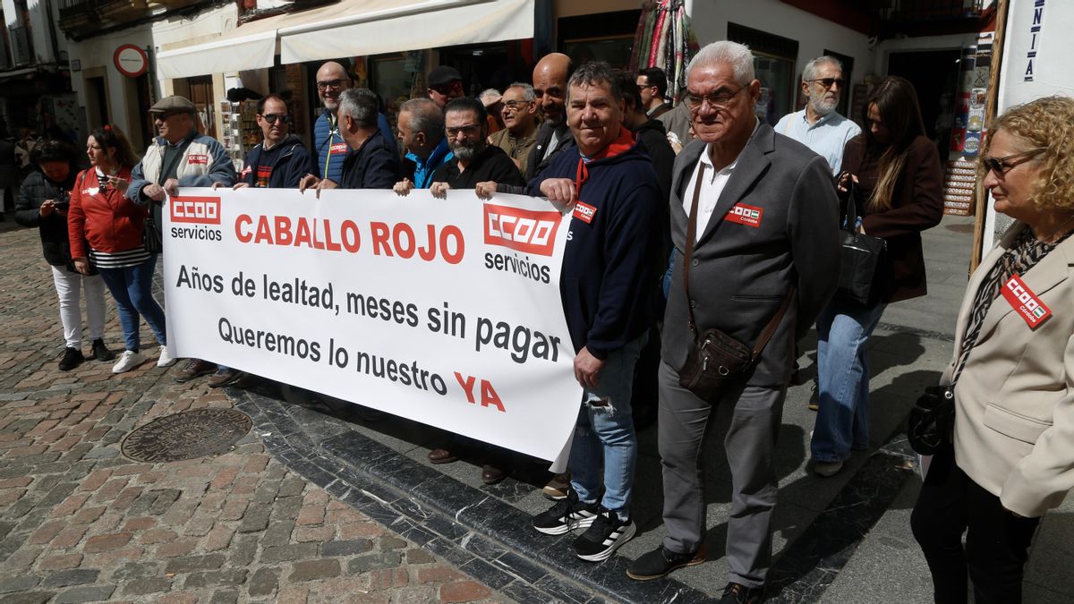 Protesta de la plantilla del restaurante El Caballo Rojo por los impagos de sus nóminas.