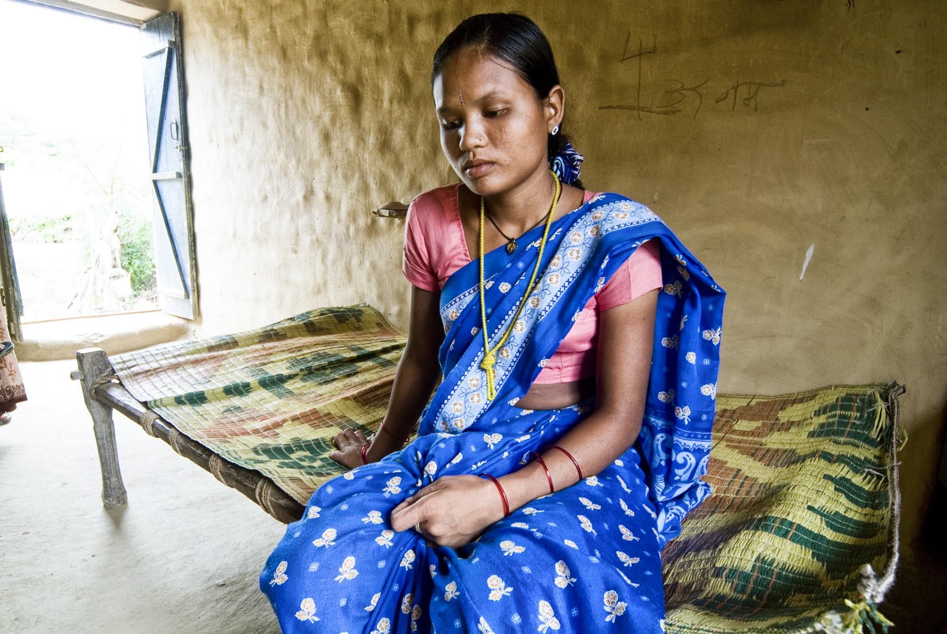 Joshi posa en el interior de la pequeña casa de adobe en la que vive con su familia, en el centro oeste de Nepal. / Zigor Aldama.