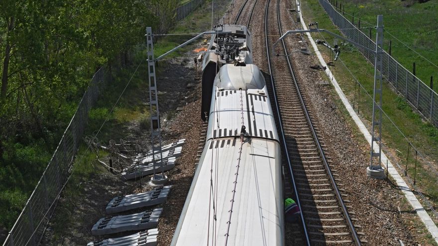 Peio García / ICAL . Dos vagones de pasajeros de un tren Alvia se salen de la vía a la altura del municipio leonés de San Andrés del Rabanedo.