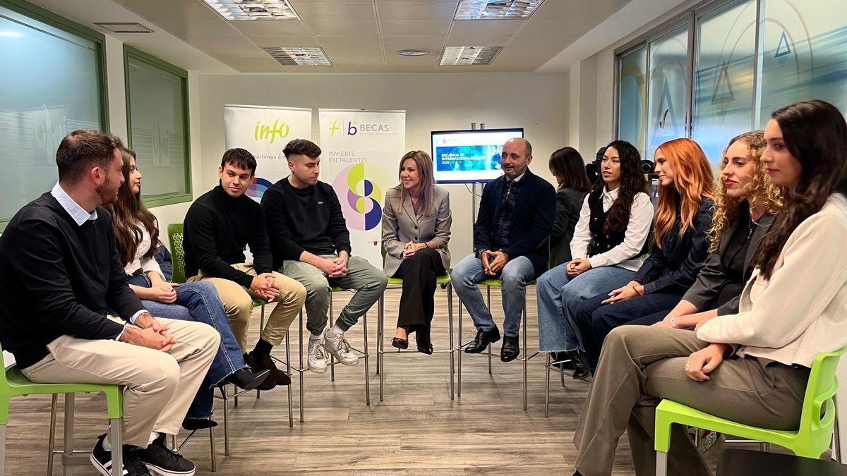 Reunión de la consejera con los nuevos becarios