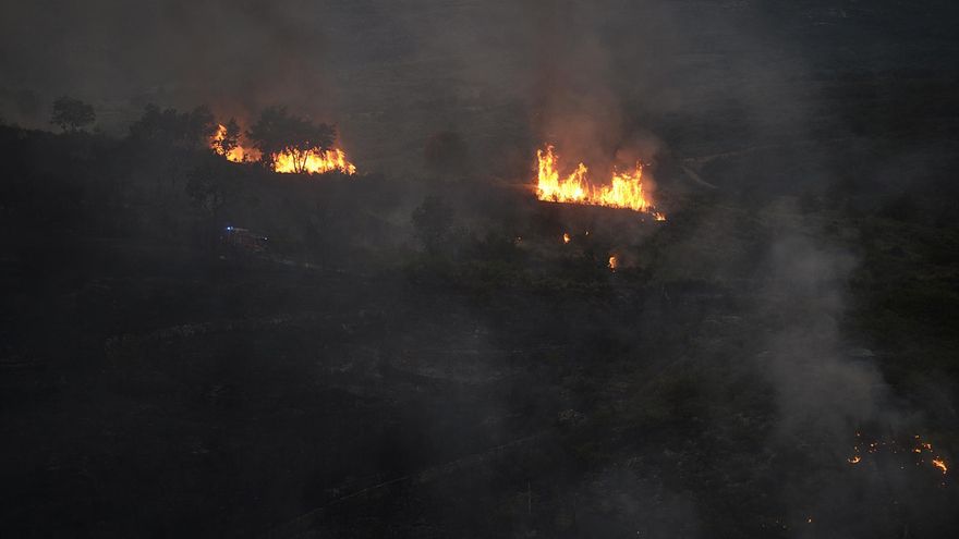 Los incendios en Galicia superan las 9.000 hectáreas calcinadas, con media docena de situaciones de peligro para casas