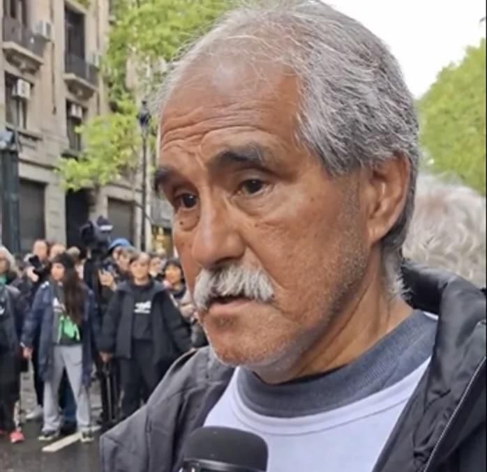 Antonio, abuelo de Brenda y Morena, estuvo en la marcha.