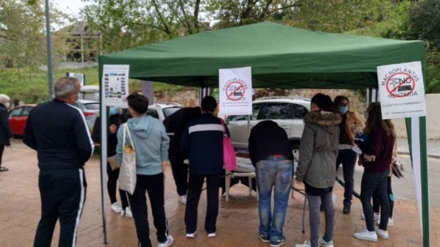 Recogida de firmas en Méntrida