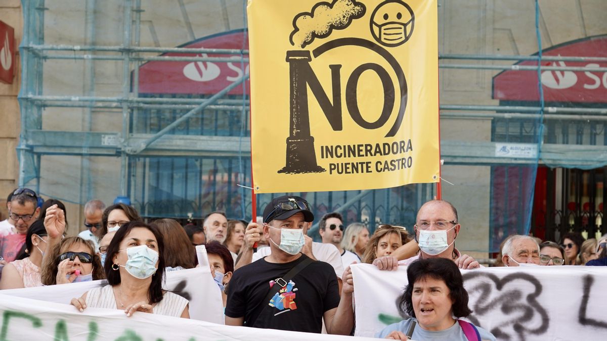 Concentración este verano ante el Ayuntamiento de León contra la la planta de biomasa y la Red de Calor de León.