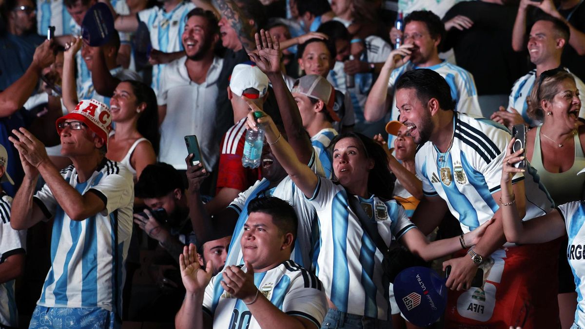Aficionados de Argentina celebran uno de los goles de Lionel Messi este martes, durante un partido del grupo J del Mundial FIFA 2026 frente a Argelia en la Fan Fest de Miami (EE.UU.).