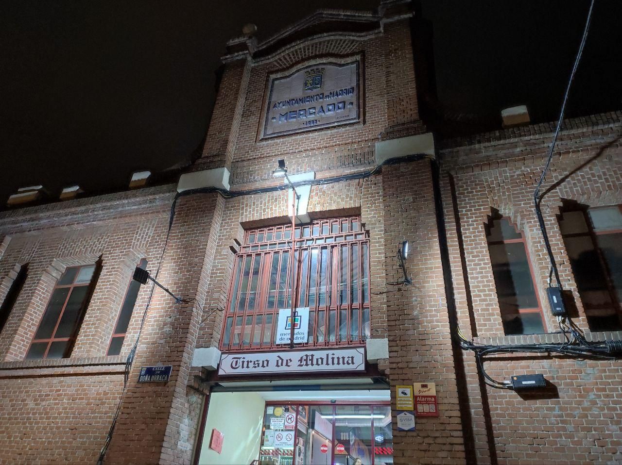Facade of the Tirso de Molina market in the Puerta del Ángel and Latina districts.