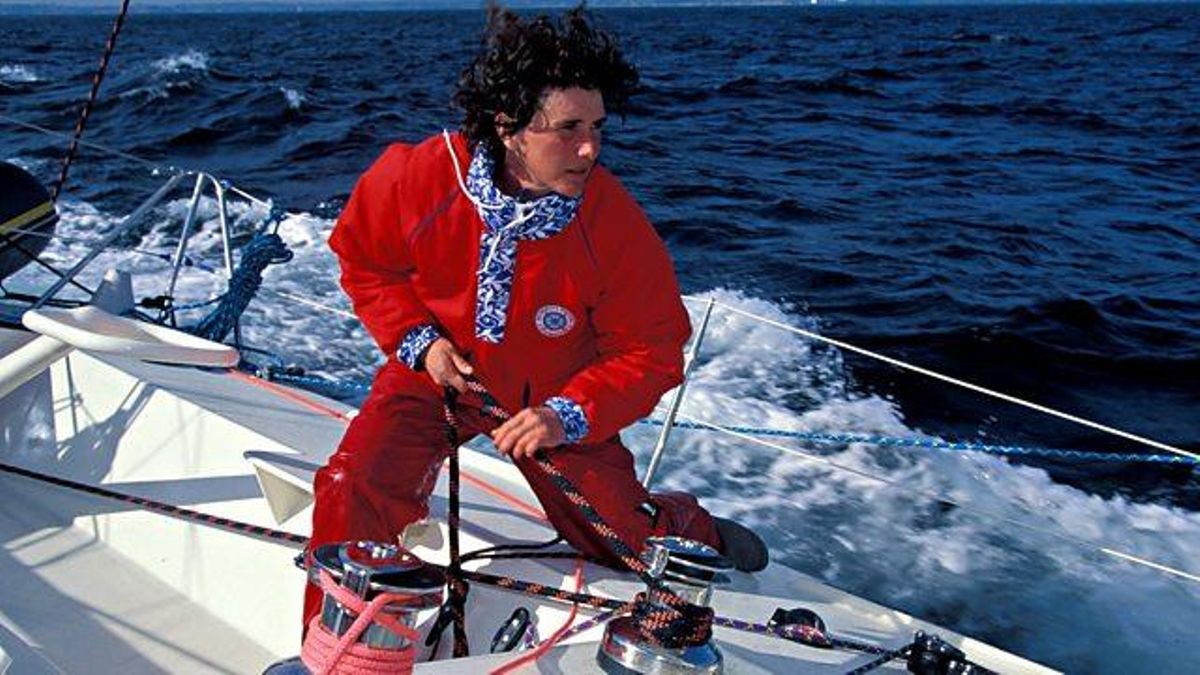 Fue a los seis años cuando descubrió su pasión por la vela en las costas de Bretaña, navegando inicialmente con su padre en embarcaciones pequeñas