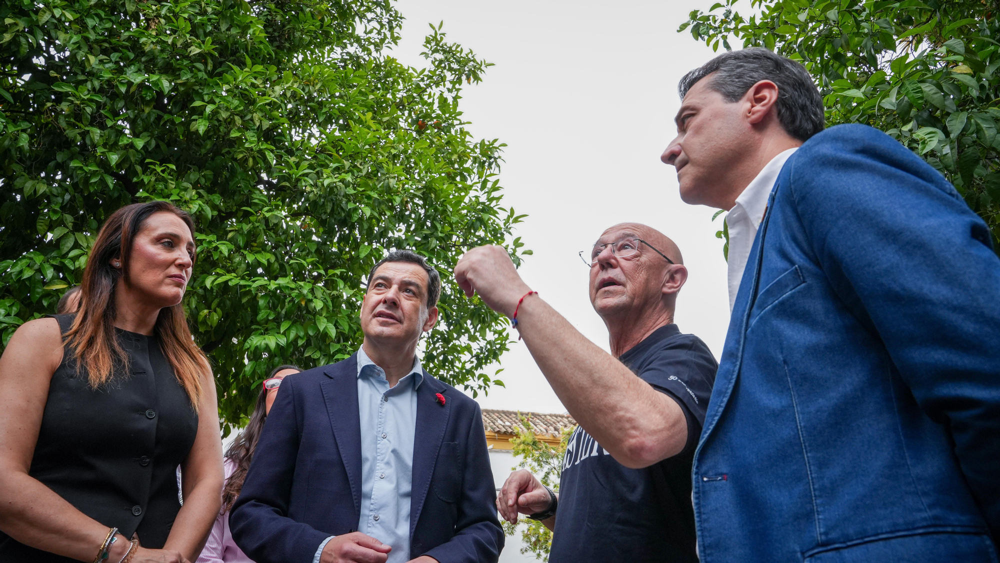 Juanma Moreno visita las Cruces de Mayo