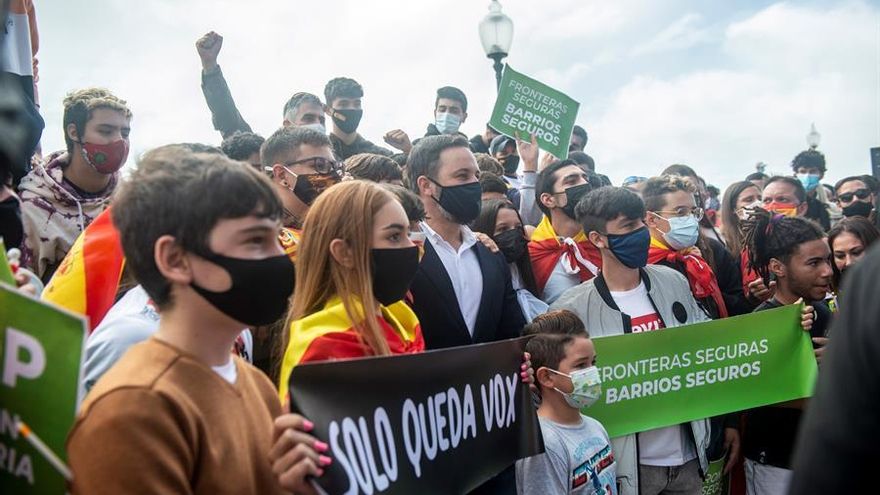 l presidente de Vox, Santiago Abascal, participó este sábado en Lanzarote en una concentración convocada por su partido contra lo que describe como "la invasión migratoria en Canarias". EFE/ Javier Fuentes
