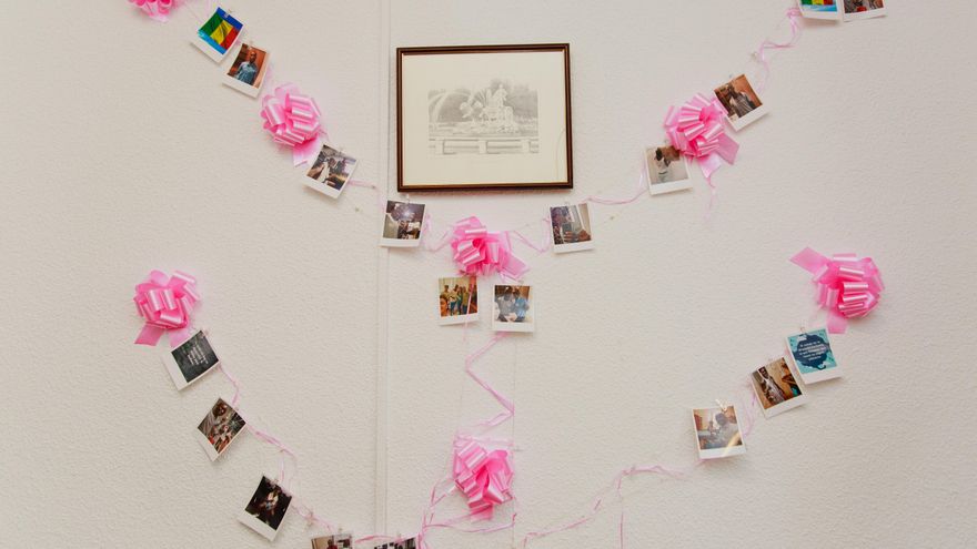 Fotos de los inquilinos decorando la pared del piso