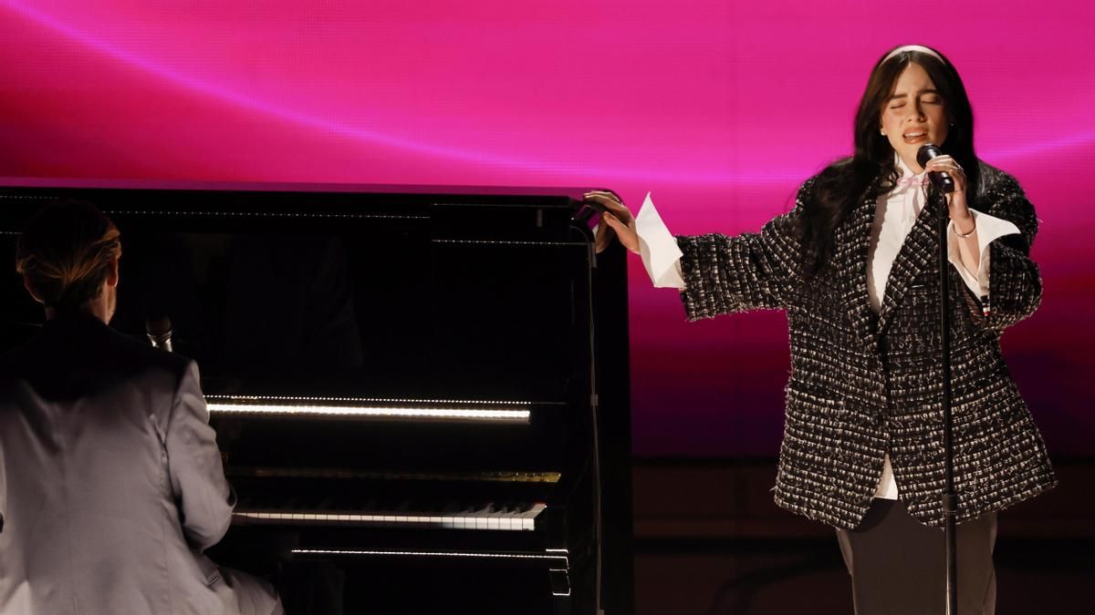 Billie Eilish interpreta la canción de 'Barbie' titulada 'What Was I Made For?' en los Oscar 2024