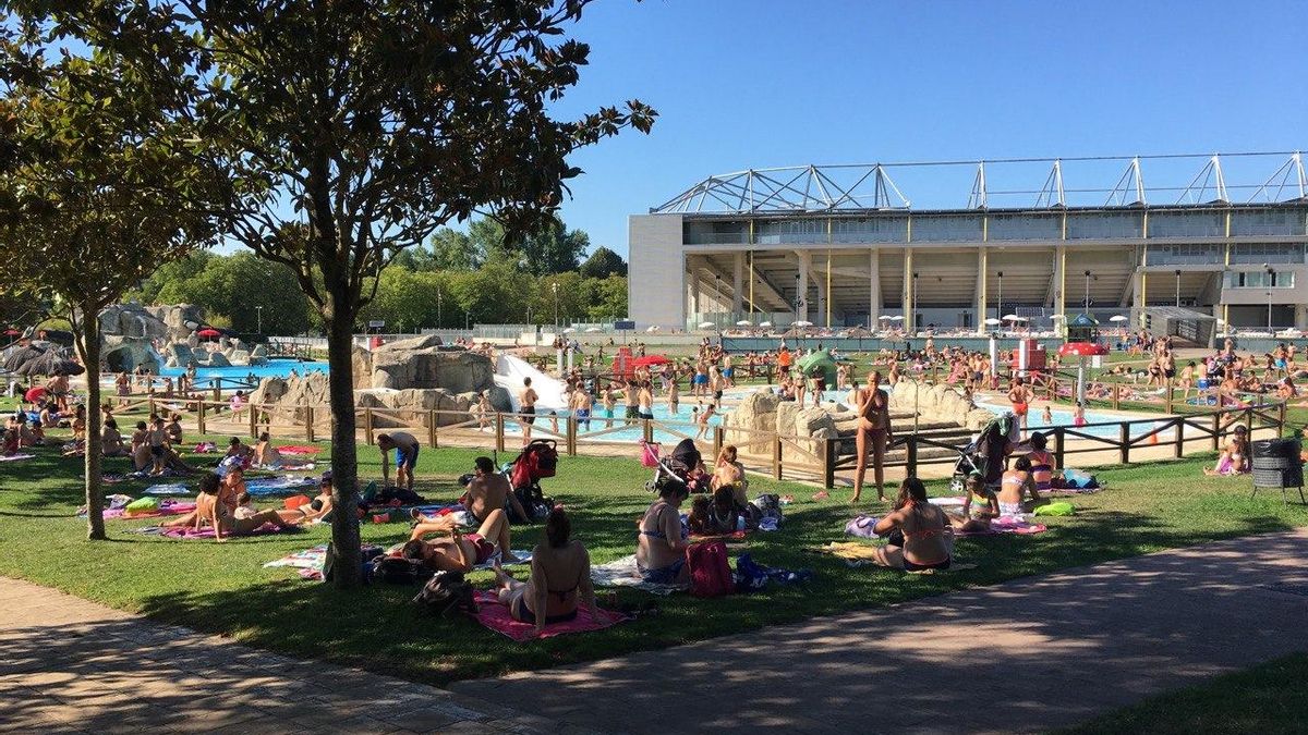 Bañistas en las piscinas de Vitoria