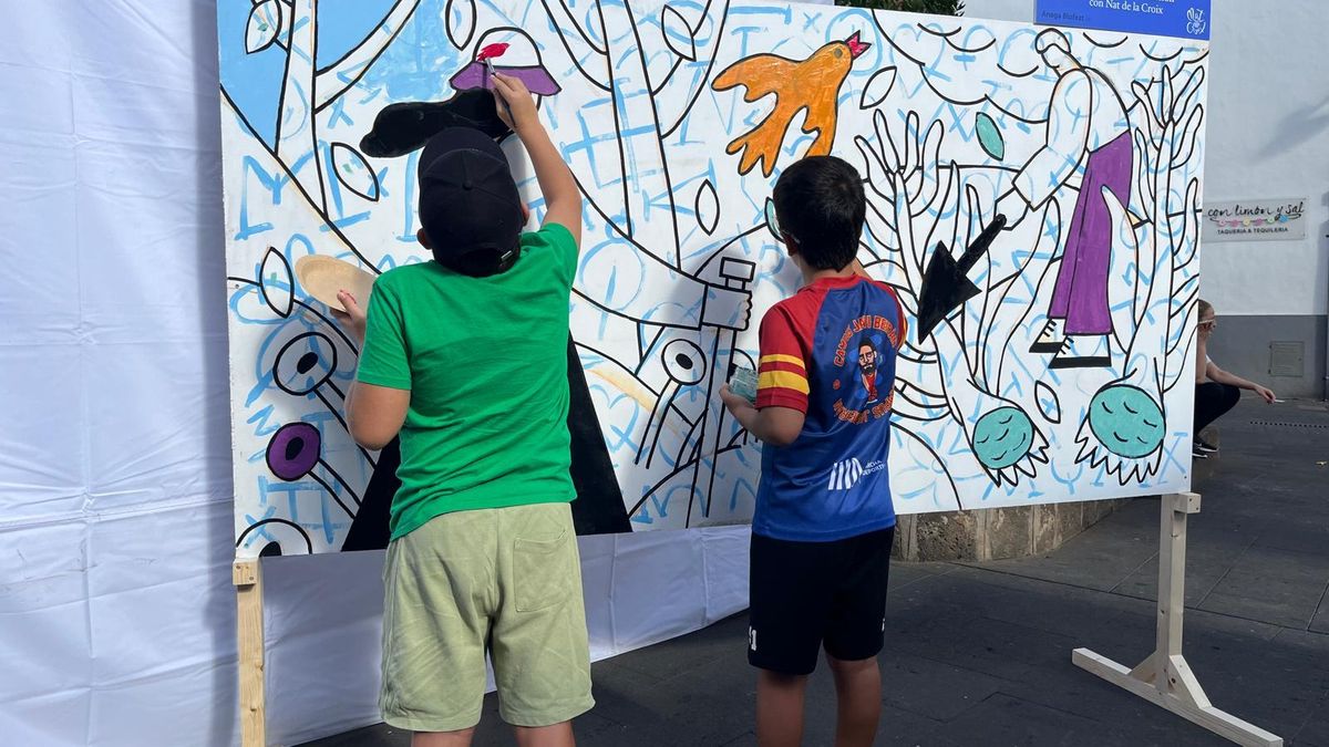 Niños pintan un mural en Anaga Biofest.