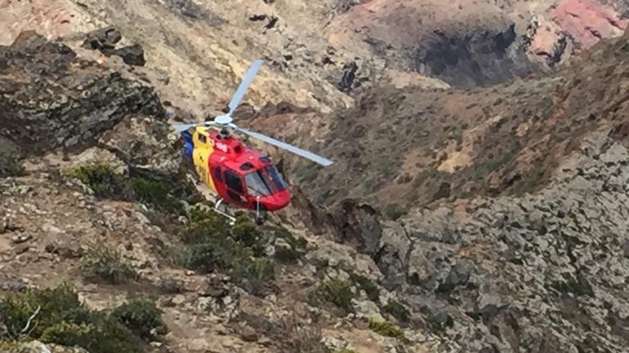 Helicóptero del Cabildo de Gran Canaria haciendo vuelos de disuasión y vigilancia en la cumbre.