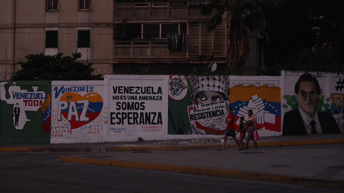 Amanece en las calles de Caracas que se encuentran sin luz eléctrica
