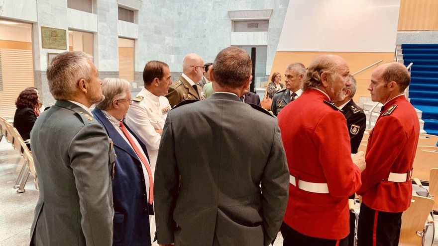 El juez Garrido, de traje y corbata, con los mandos en Euskadi de Ertzaintza, Ejército, Guardia Civil y Policía Nacional