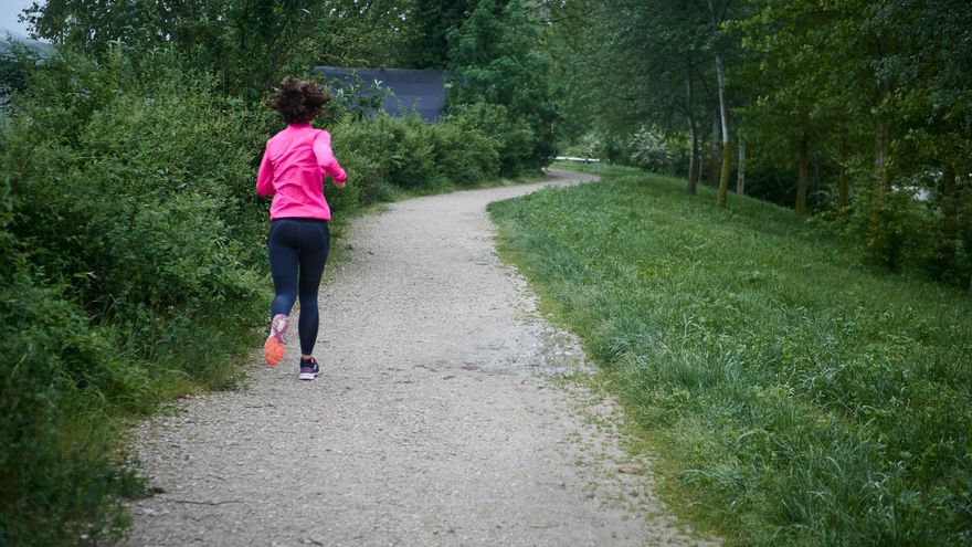 Una persona sale a correr por la vuelta de Aranzadi