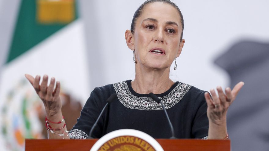 La presidenta de México, Claudia Sheinbaum, habla en una rueda de prensa este jueves, en el Palacio Nacional en Ciudad de México (México). EFE/ Isaac Esquivel