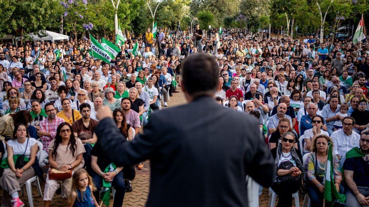 José Ignacio García, candidato de Adelante Andalucía, en el cierre de campaña en la Alameda de Hércules, en Sevilla.