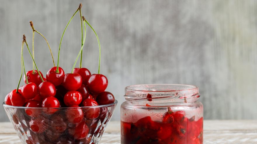 Cómo hacer cerezas confitadas en almíbar y tres postres irresistibles para disfrutarlas